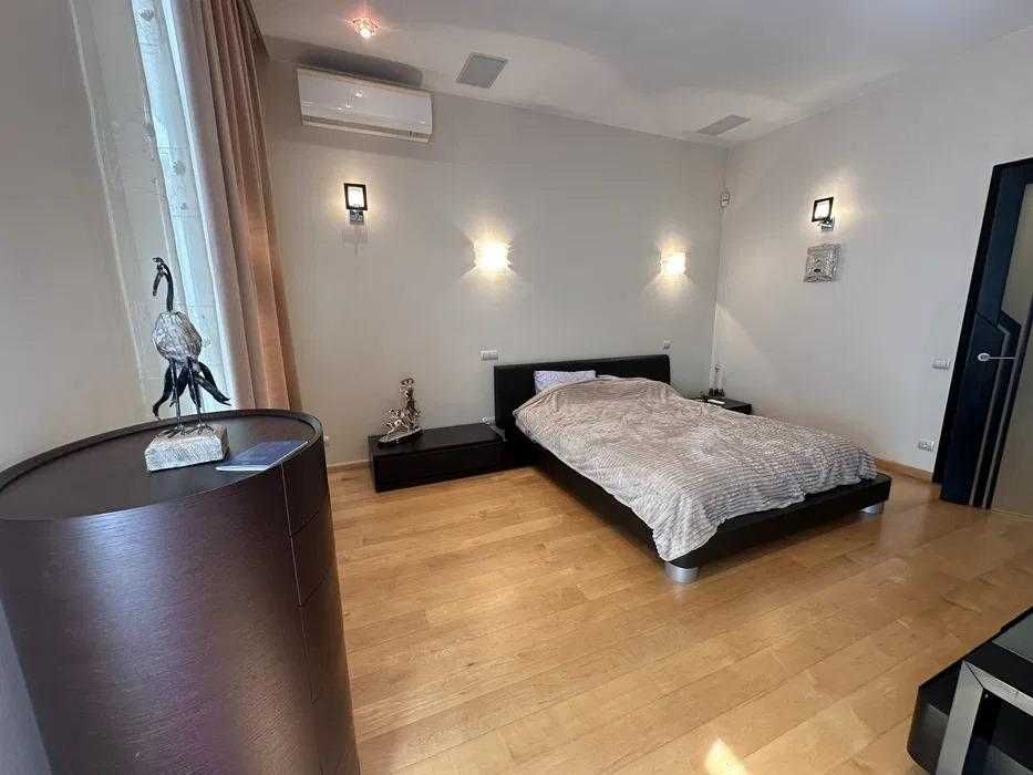 Центр, двокімнатна квартира з якісним  ремонтом та великим гардеробом