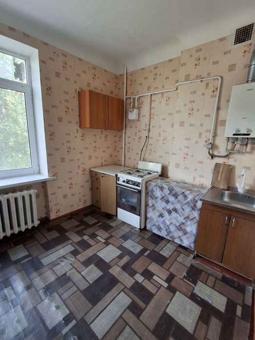 Сдам  2 комнатную сталинку  в центре