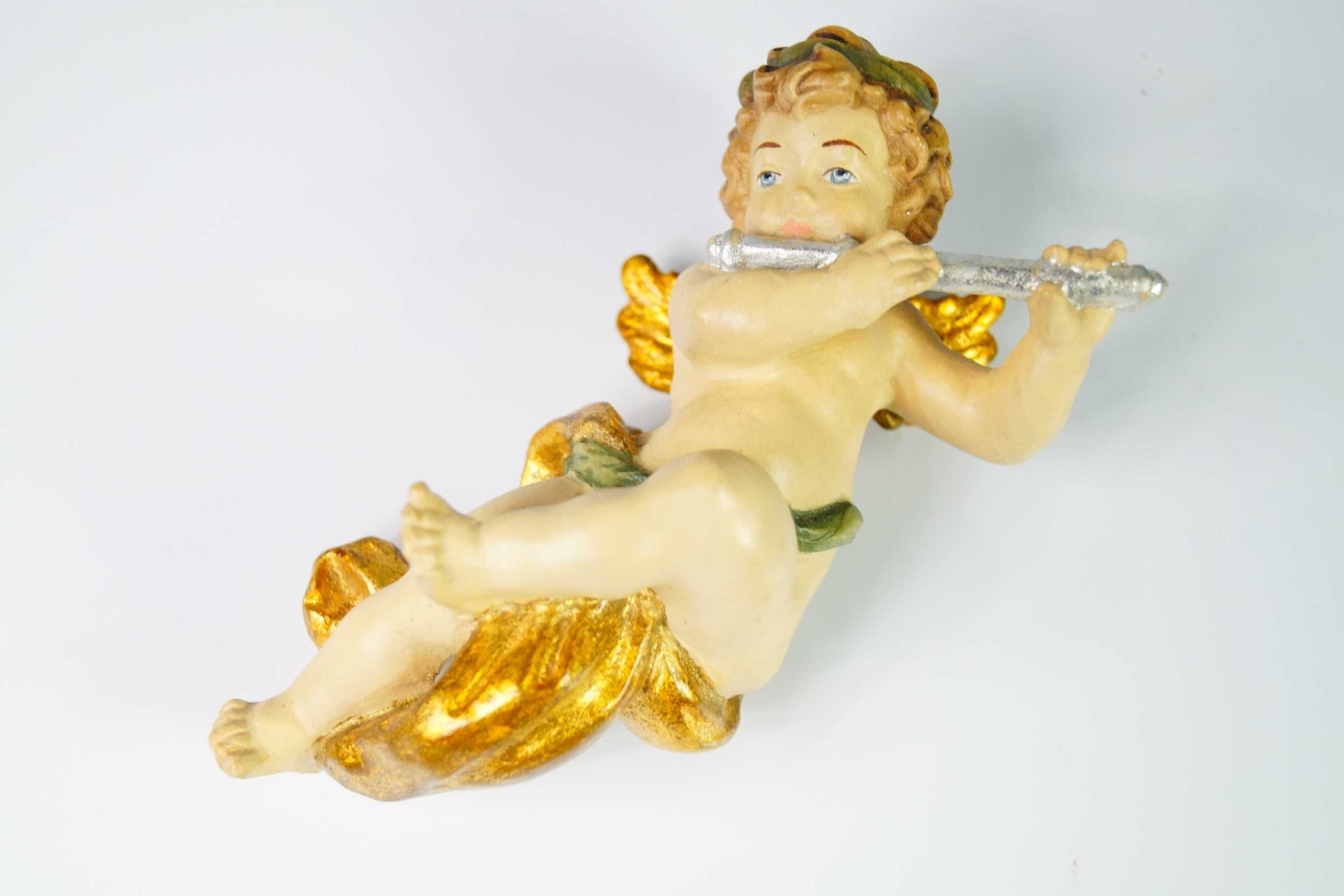 Rzeźba w polichromii putto drewno figura