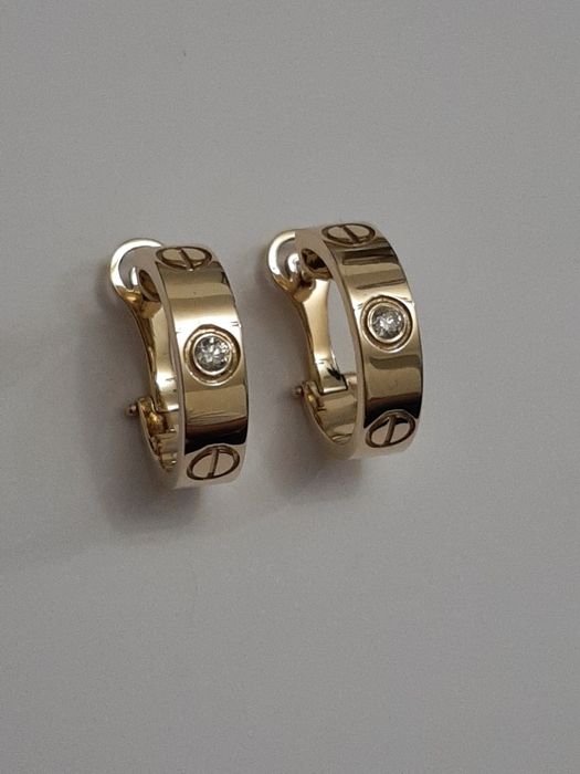 Золотые серьги с бриллиантами Cartier.