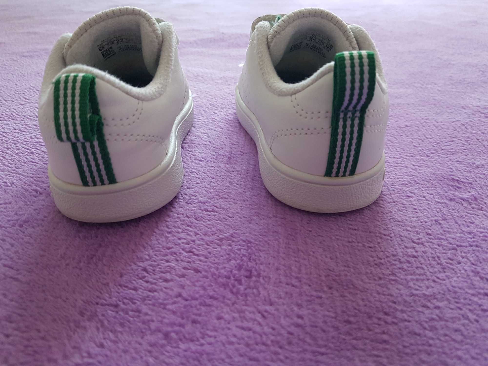 Tenis adidas brancos e verdes 23