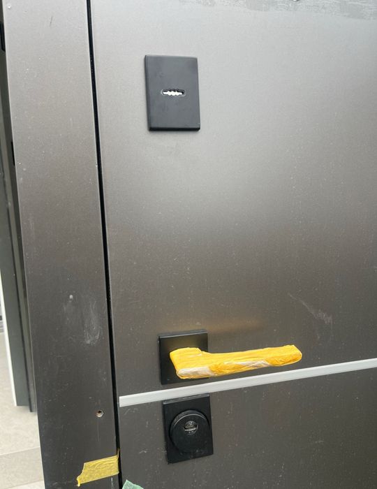 Вхідні двері металеві