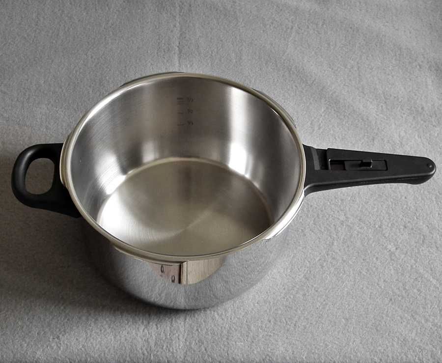 Niemiecki szybkowar WMF Perfect o poj. 4,5 l, do indukcji