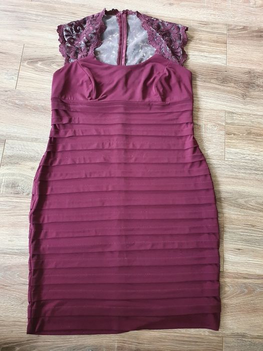 Bordowa sukienka, wesele, gipiura