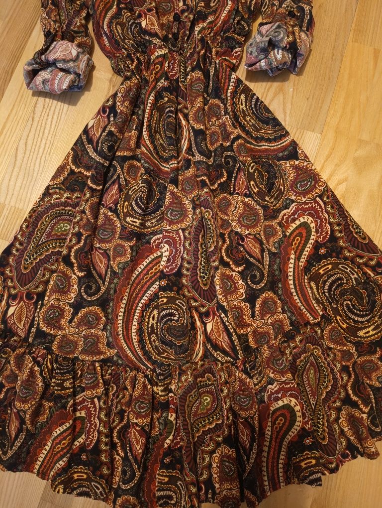 Przewiewna rozkloszowana we wzory rozpinana sukienka do karmienia S