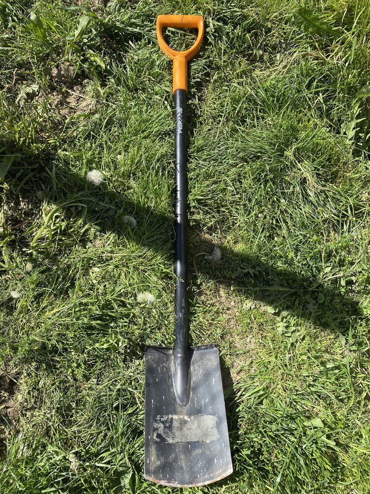 Лопата Fiskars solid