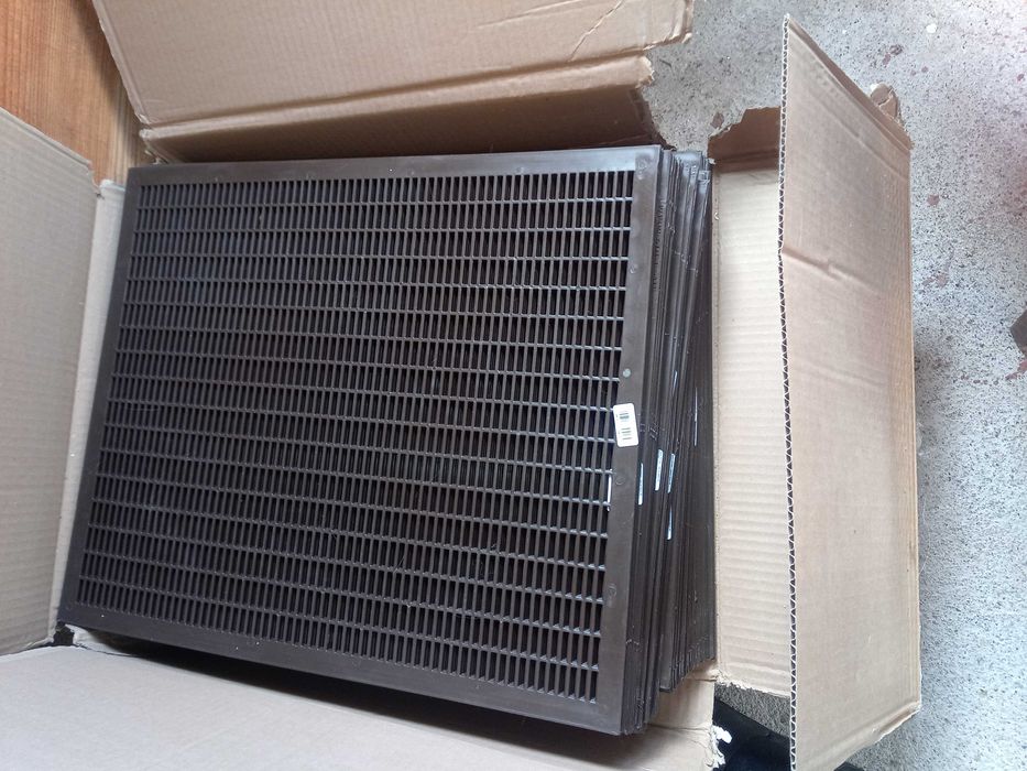 Colmeias com enxames eutros equipamentes