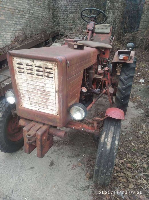 Трактор Т25 з плугом
