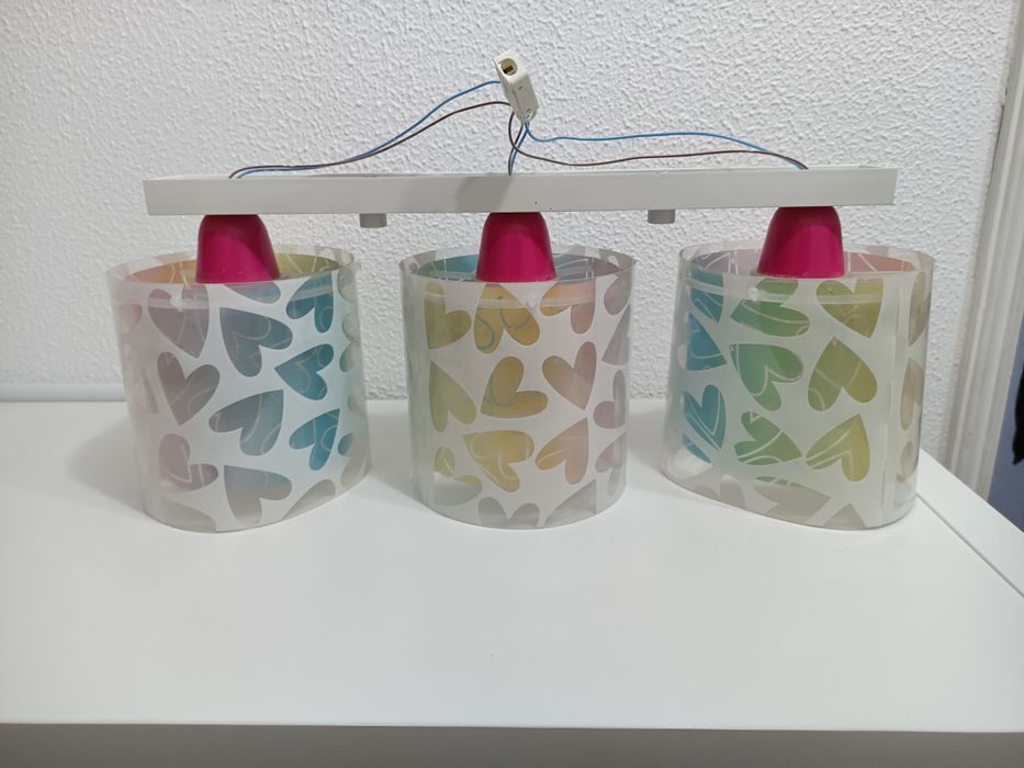 Candeeiro tecto e mesa cabeceira para quarto criança