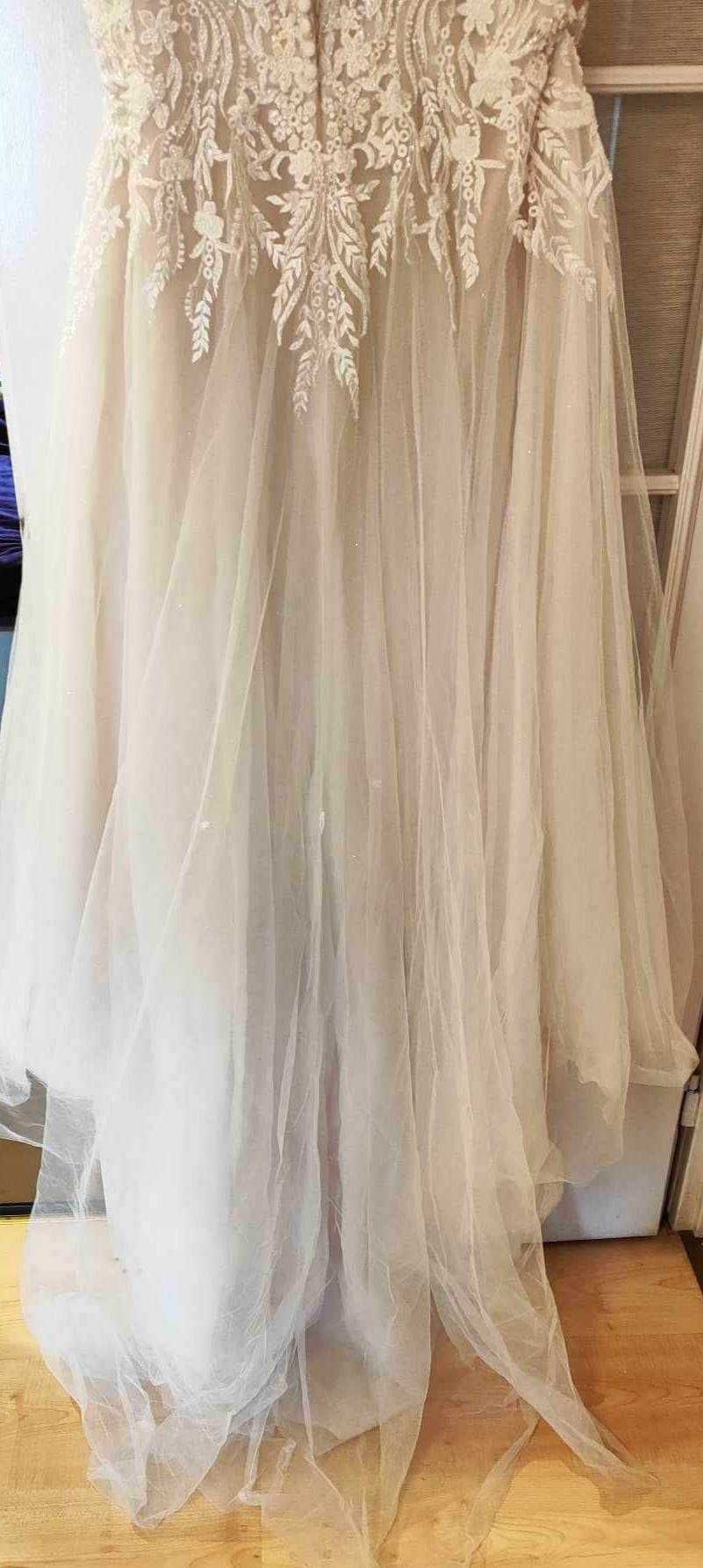 Zjawiskowa suknia ślubna z trenem