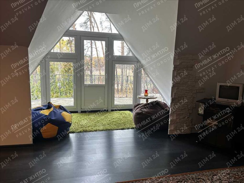 Сосни на ділянці, річка та пляж за воротами. Пошук закінчено!