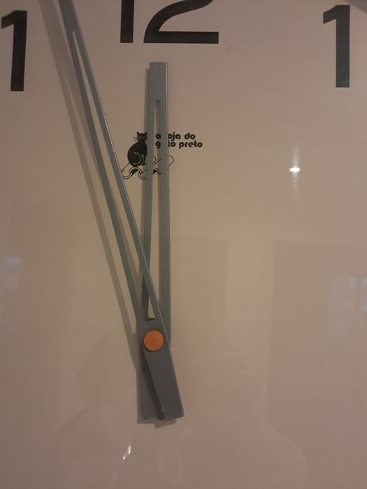 Relógio grande prateado gato preto