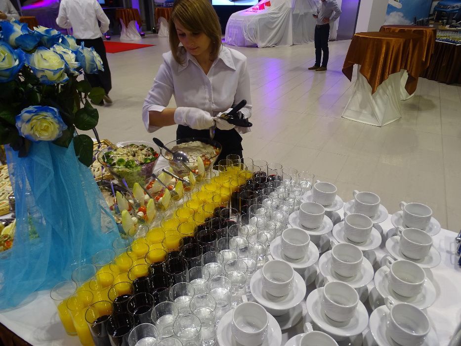 Porcelana podtalerze złote szkło kieliszki sztućce urządzenia catering