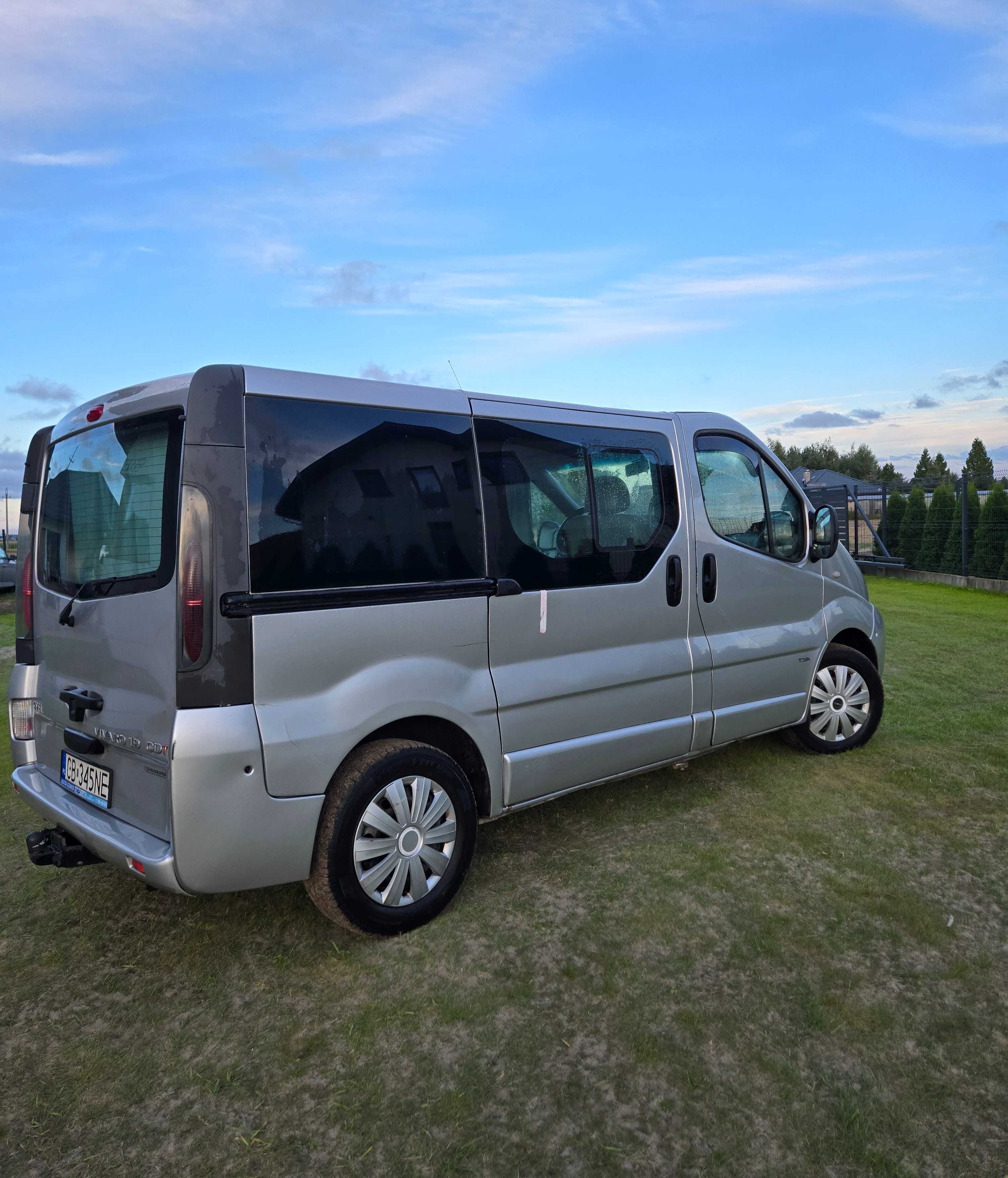 Opel Vivaro Tour 1.9 CDTi 101km - Webasto, Klima  8 osób, hak