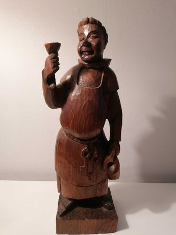 Stara piękna ręcznie wykonana drewniana figurka mnicha