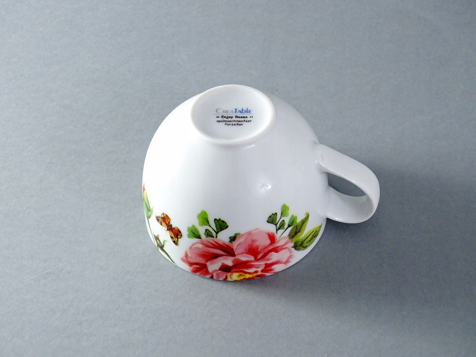 piękna filiżanka porcelanowa motyle kwiaty