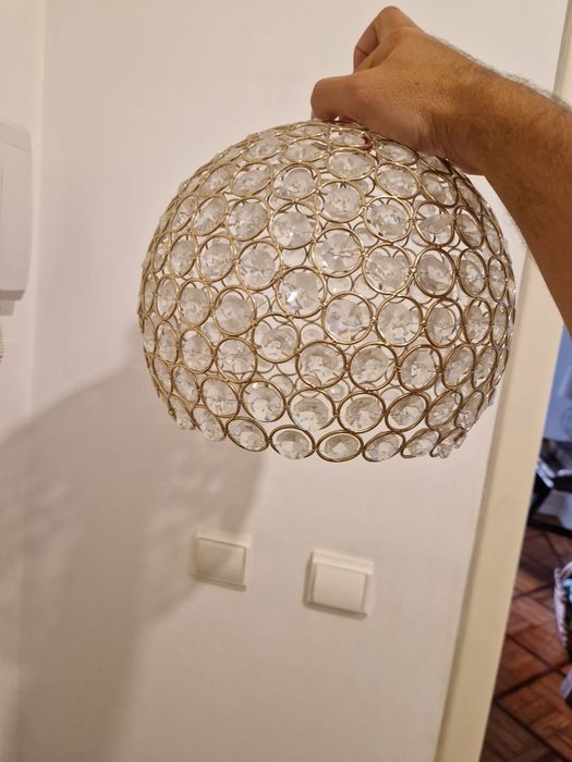 Abajour dourado com cristais decorativos