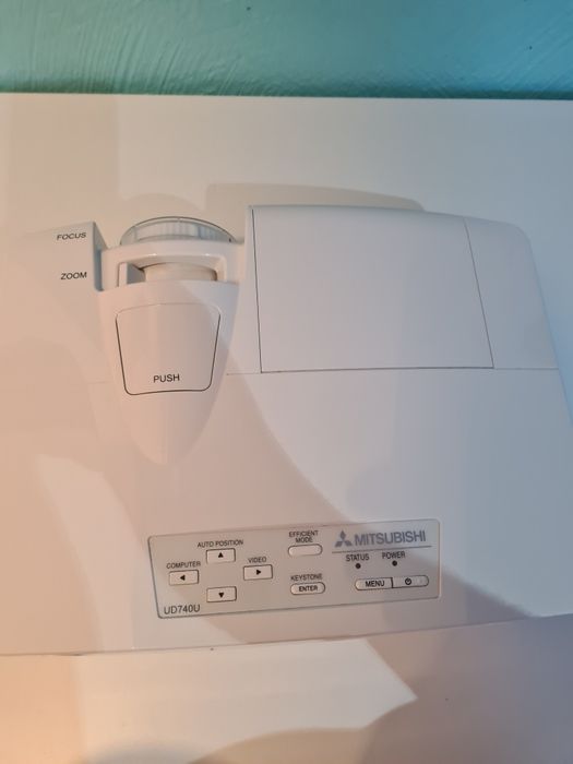 Projektor - Mitsubishi UD740U - Full HD, 3D