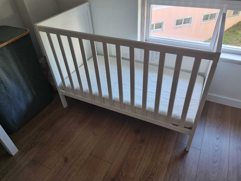 Berço IKEA "Sundvik" + colchão "JÄTTETRÖTT" + Barra NATTAPA -Como Novo