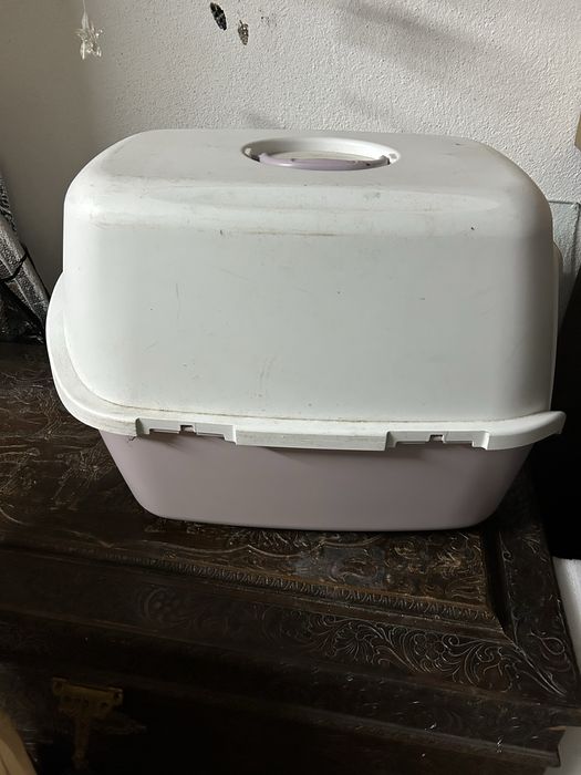 Caixa liteira para gatos, beje e branco .