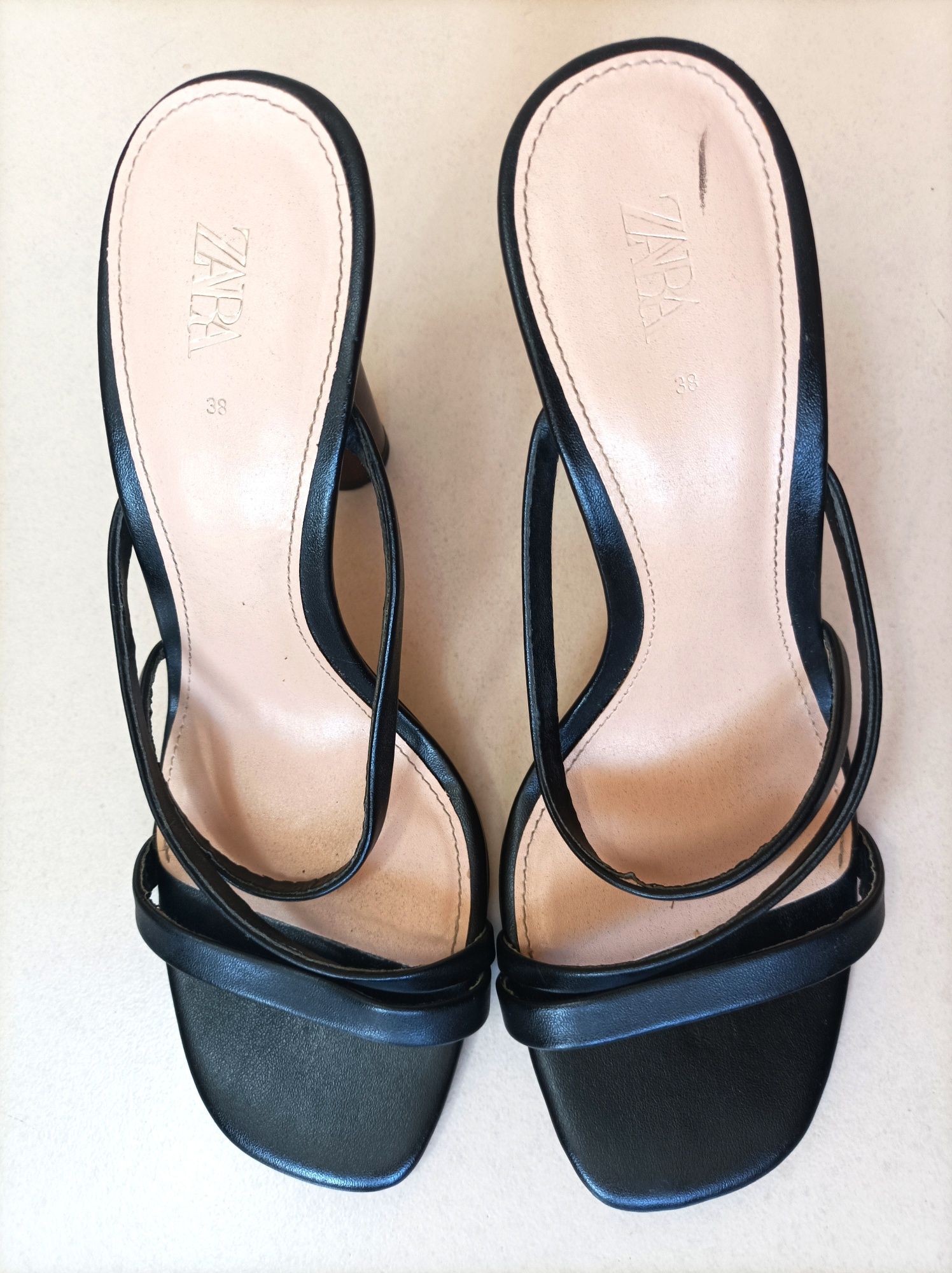 Sandálias de salto alto marca Zara (Tam. 38)