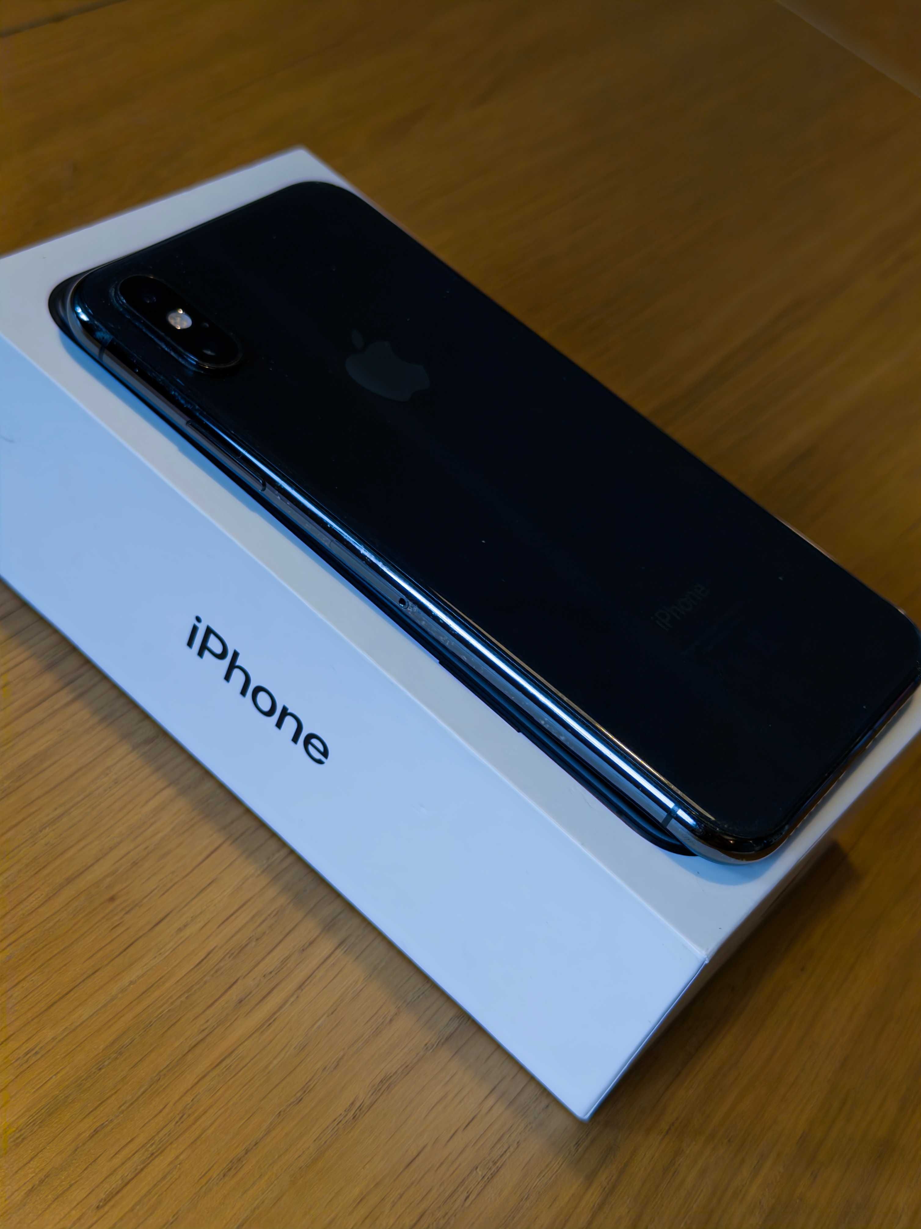 iPhone XS 64 GB z obudową Spigen