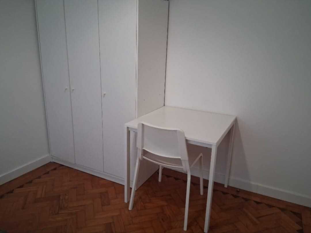 Quarto Moscavide linha vermelha janela interior so meninas Girls only