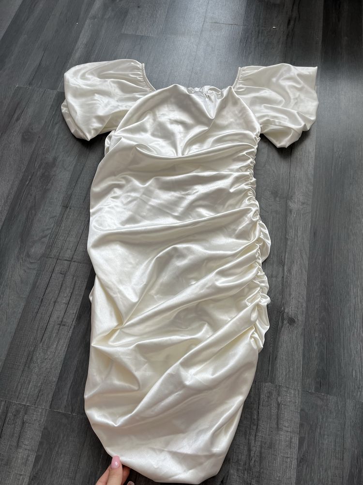 Elegancka sukienka z marszczeniami