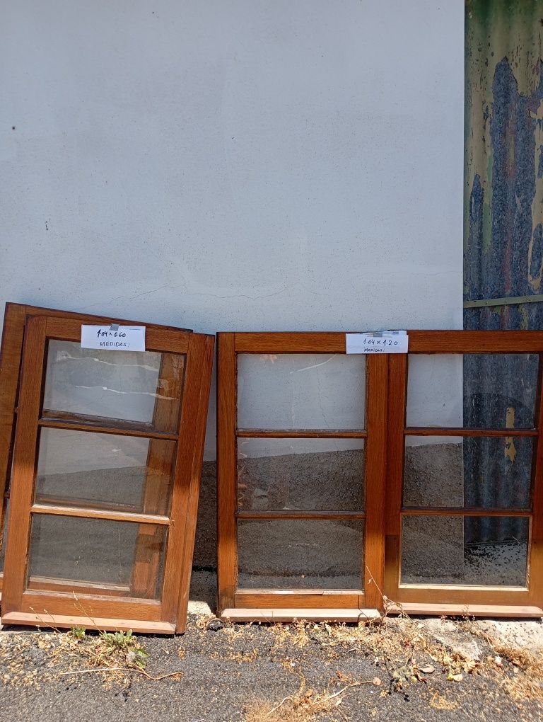 Vendo duas janelas em mogno