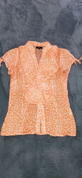 Bluzka pomarańczowa w białe kropki z żabotem Ann Christine Xs