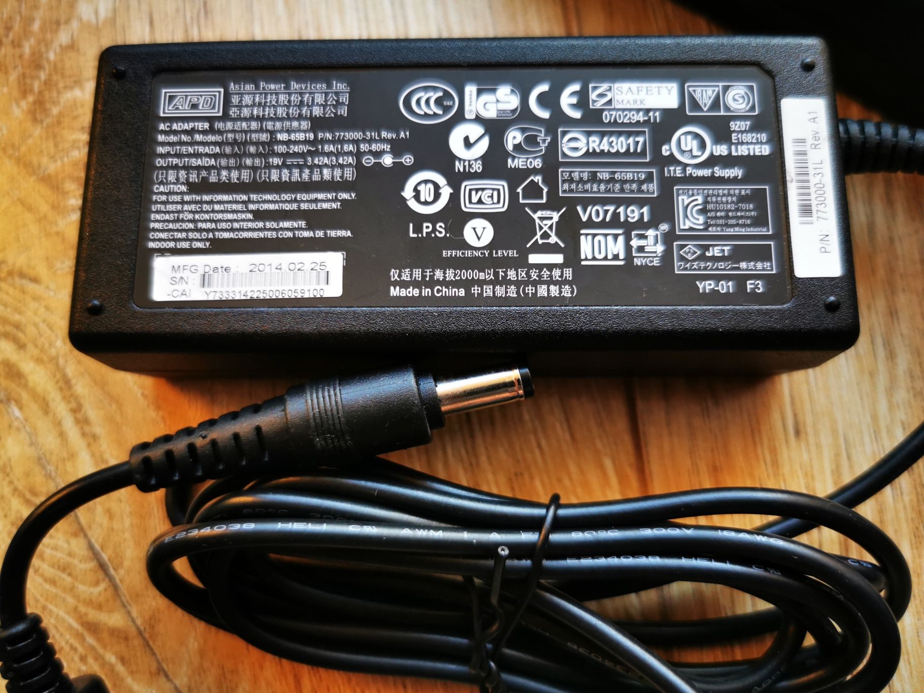 Zasilacz 19V 3,42A firmy APD - 2 szt