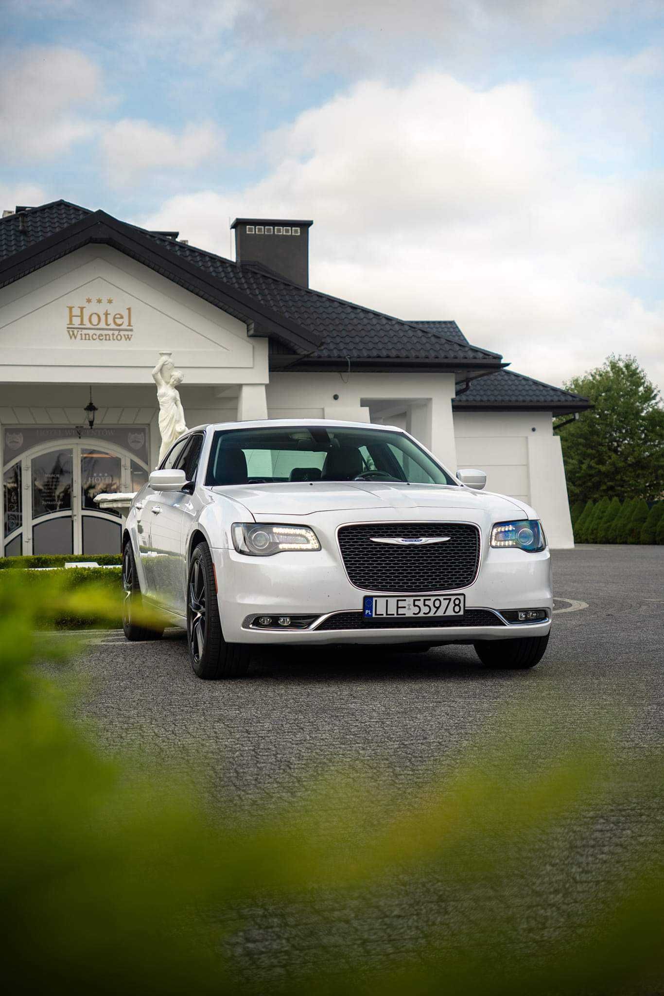 Auto na wesele ,Chrysler 300c biała perła na ślub ,wesele