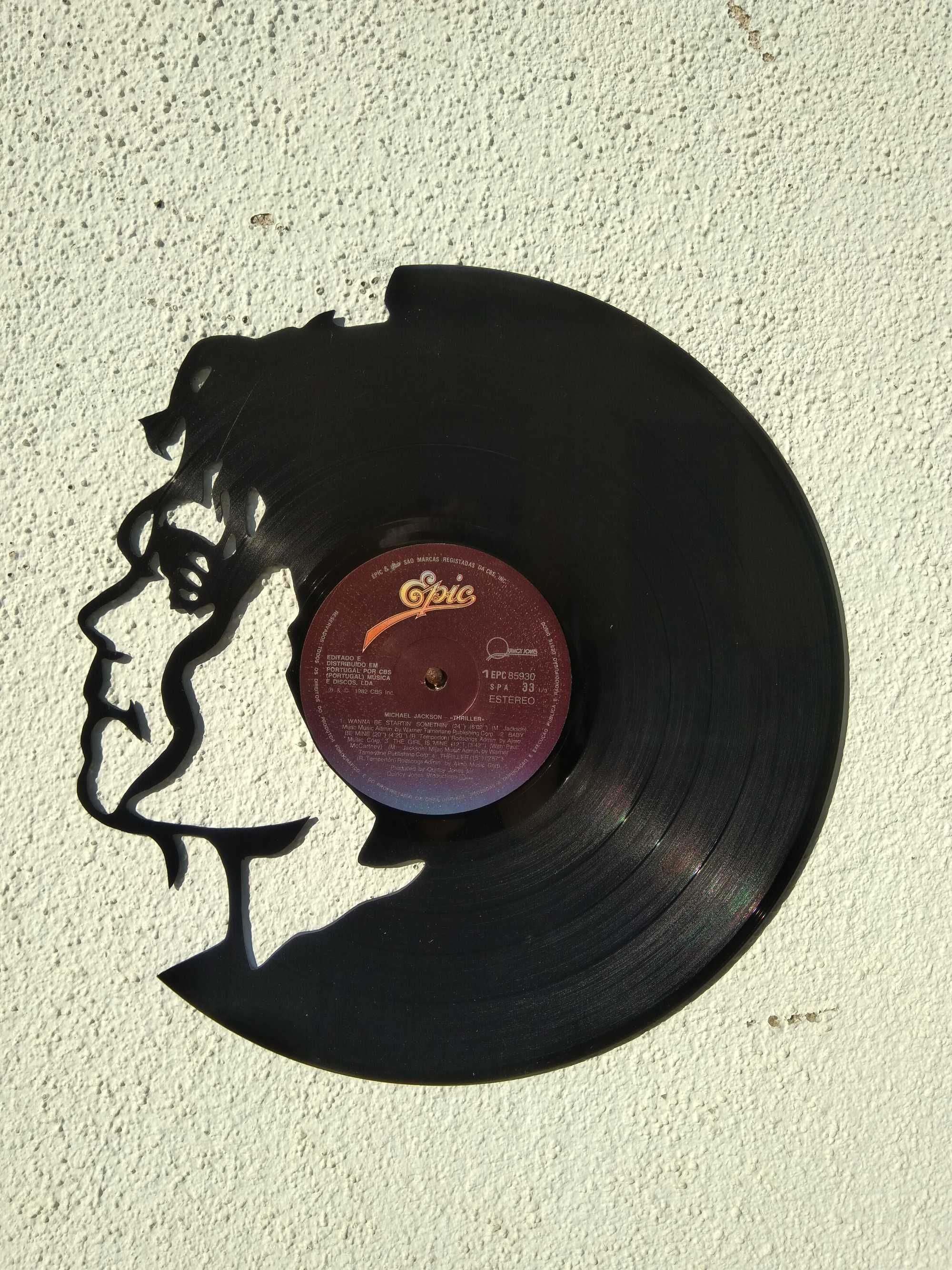 Silhueta decorativa Michael Jackson feita de um disco de vinil LP