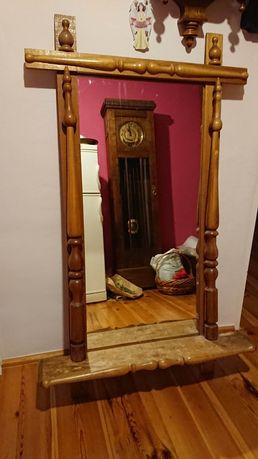 Duże lustro w drewnianej ramie