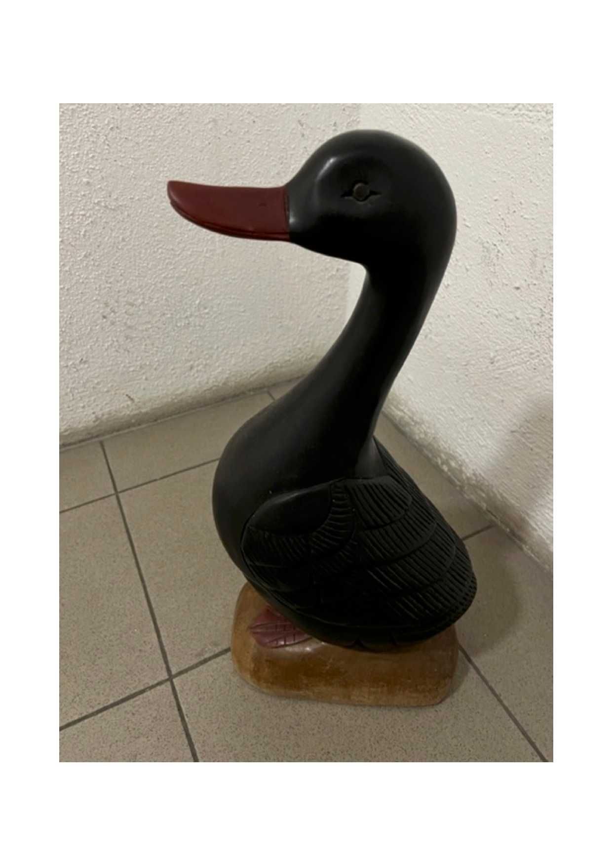 Pato de madeira pintado