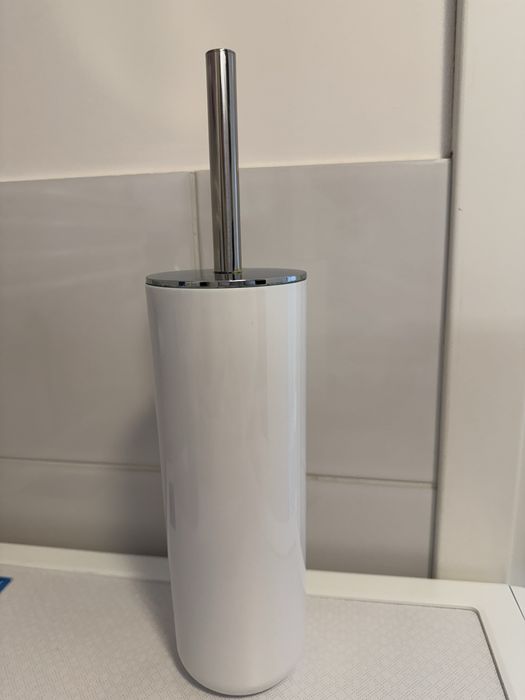 Szczotka toaletowa w kolorach bieli i srebra