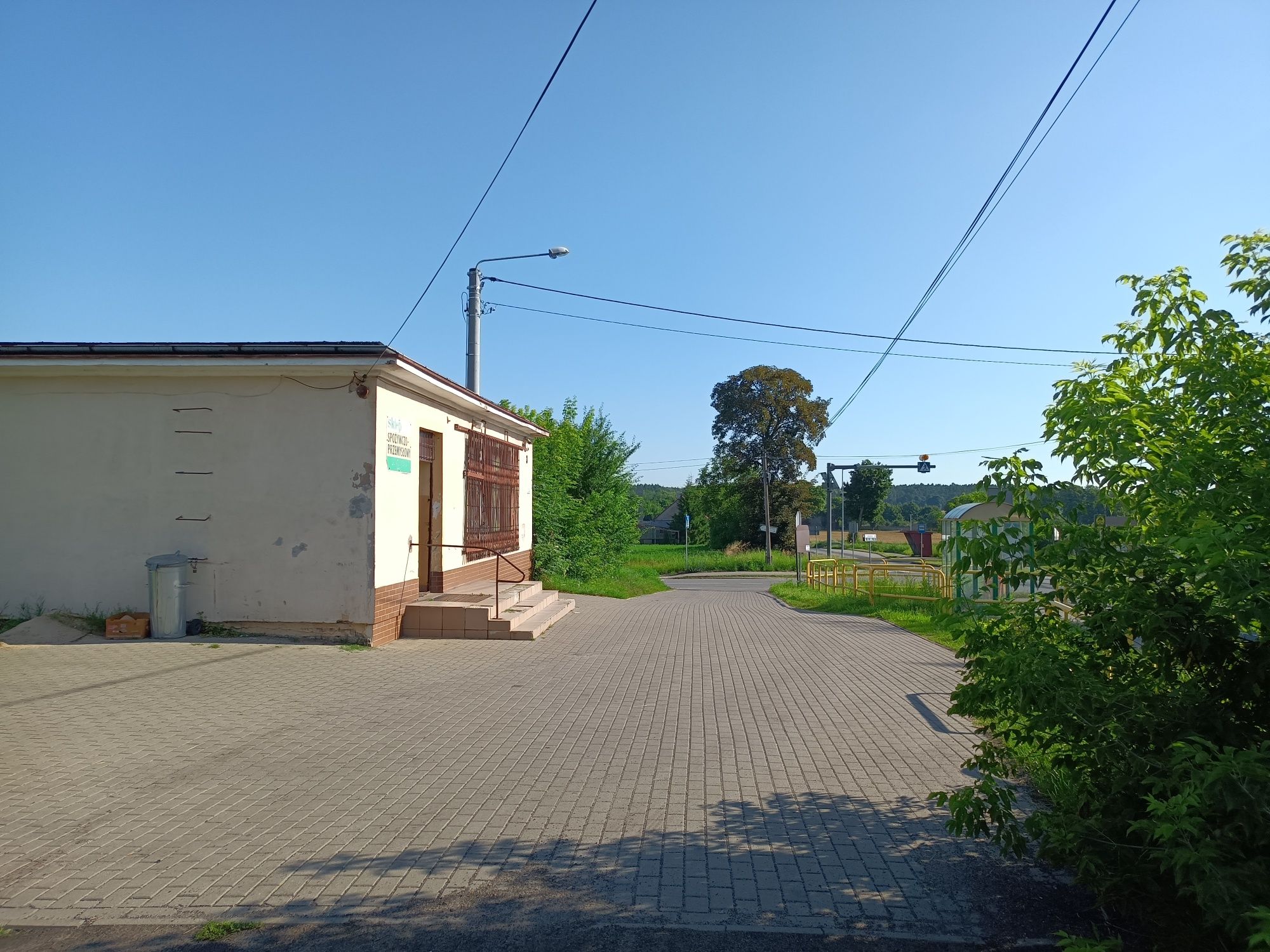 Działka z lokalem na sprzedaż