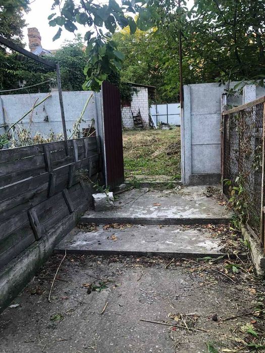 Продам ділянку зі старим будинком, центр міста