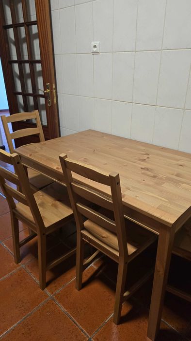 Mesa semi-nova com 4 cadeiras só com 1 ano de uso