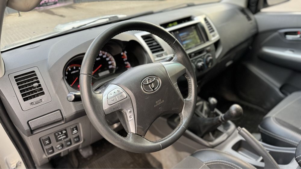 Автомобиль Toyota hilux 2013