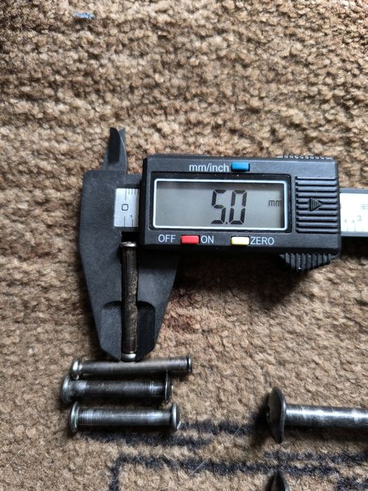 Ось с болтом в для роликов , самокатов ,сумок диам 5-8 мм.Длина разная