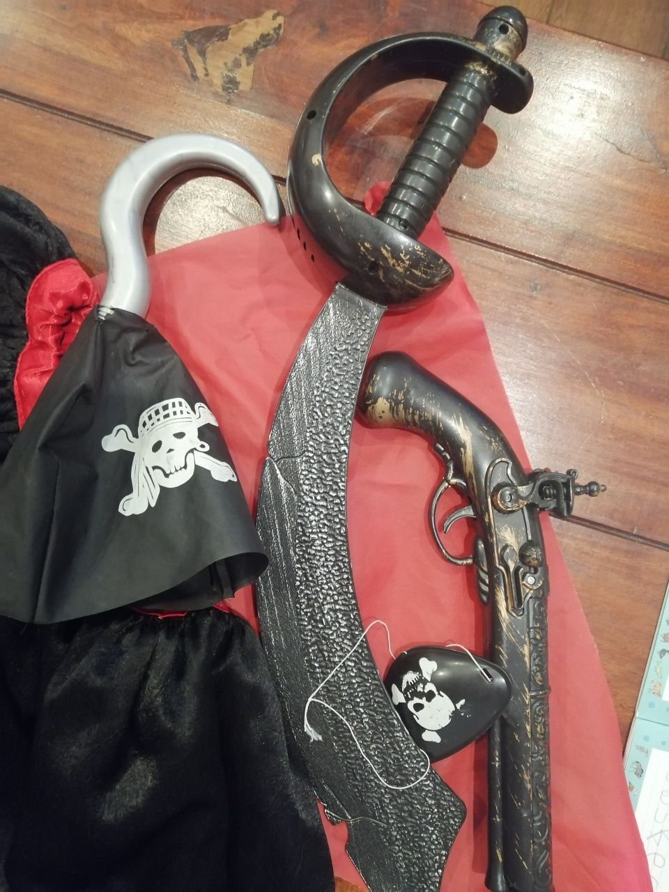 Strój, przebranie i akcesoria piratki.
