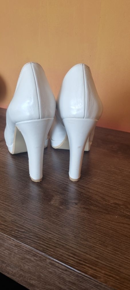 Białe buty ślubne Growikar