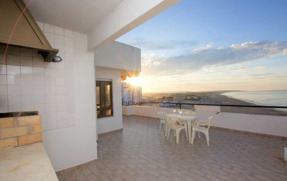 Armação de Pêra, T2 Frente á Praia dos Pescadores com Terraço Privado