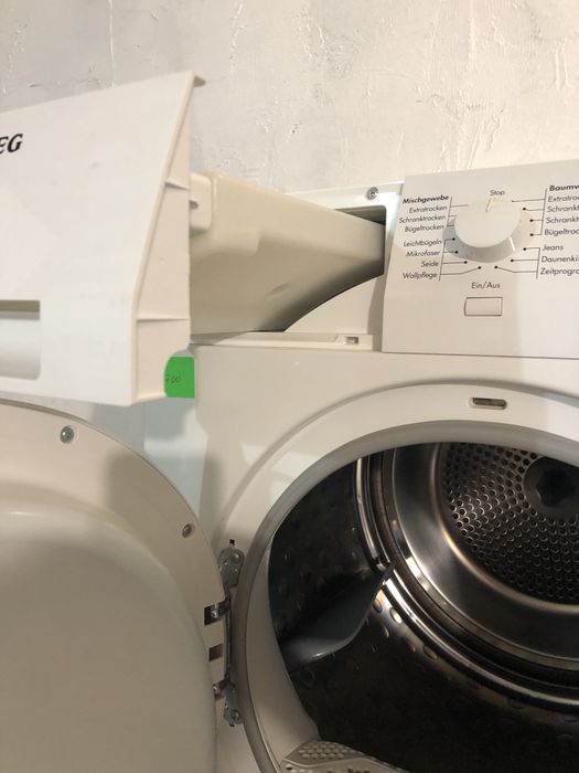 сушильна компресорна машина для білизни AEG