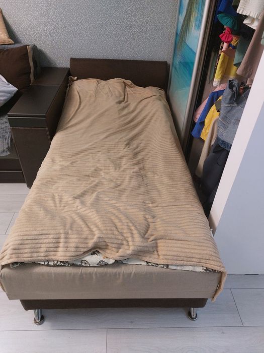 Ліжко з підйомним механізмом та нішею в середині