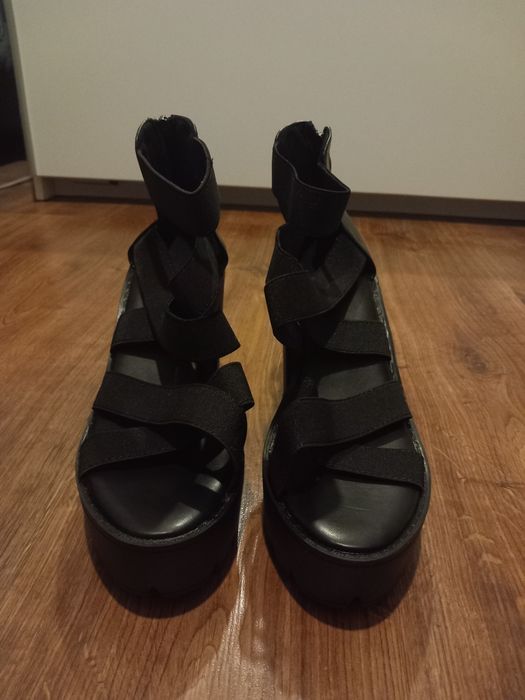 Nowe sandały na koturnie