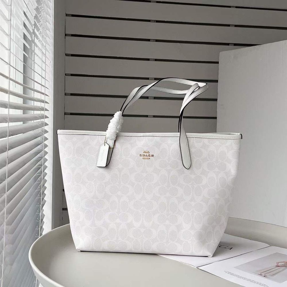 Шкіряна сумка шопер Coach Open City Tote In Signature Glacier White