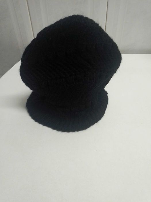 Boné/gorro preto decorado com botões