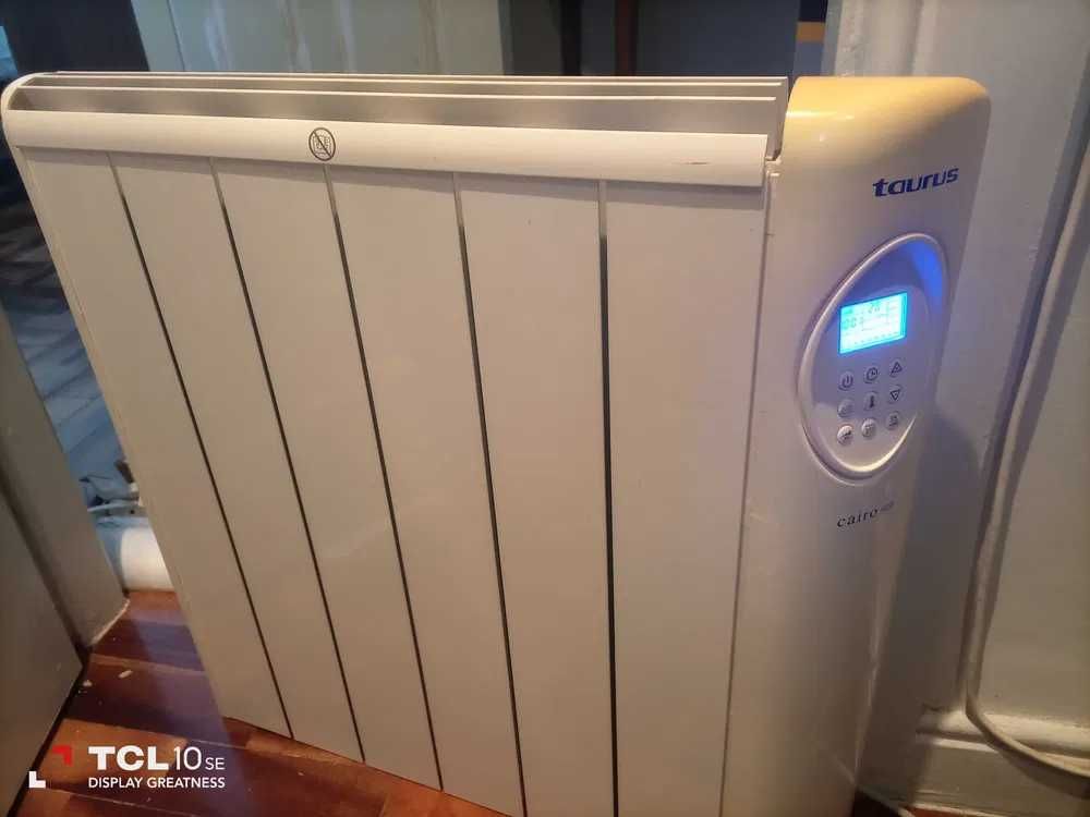 Aquecedor elétrico Taurus com suporte para parede